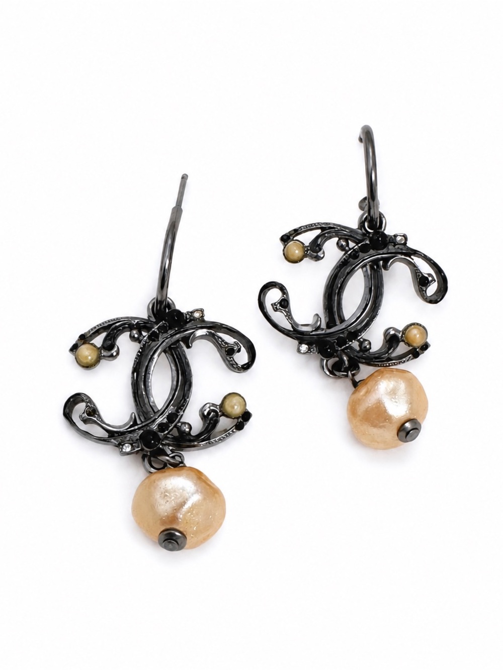 Chanel vintage gunmetal-toned earrings with CC logo and pearl drops